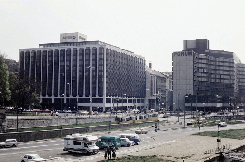 1985. Kilátás a Széchenyi Lánchídról az Eötvös tér felé, balra az Atrium Hyatt, jobbra a Forum szálló.