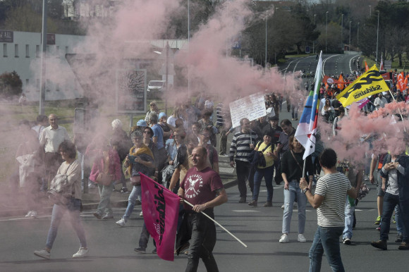 Milliónyi tiltakozó Franciaországban, egy városháza is lángokra kapott