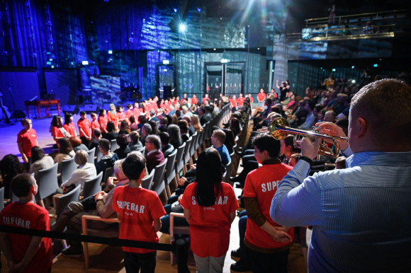 Zenével épít csapatokat a Superar