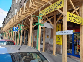 Lombkoronasétányt avattak a Népszínház utcában 