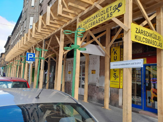 Lombkoronasétányt avattak a Népszínház utcában 