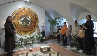 Videó: Böjte atya kislányokat vesz rá, hogy Budaházyért imádkozzanak