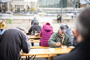 A NER-es luxusétterem előtt osztott ételt a rászorulóknak a Momentum