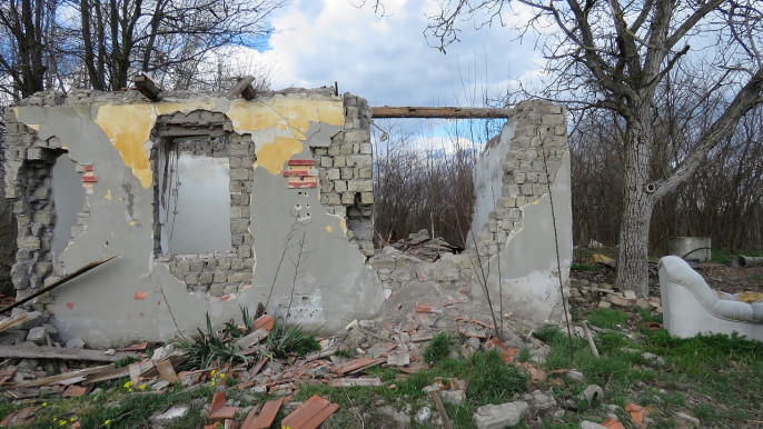 Kellett a tüzelő, gondolta, hazaviszi egy tanya komplett tetőszerkezetét a két Róbert, Anett és Zsanett 