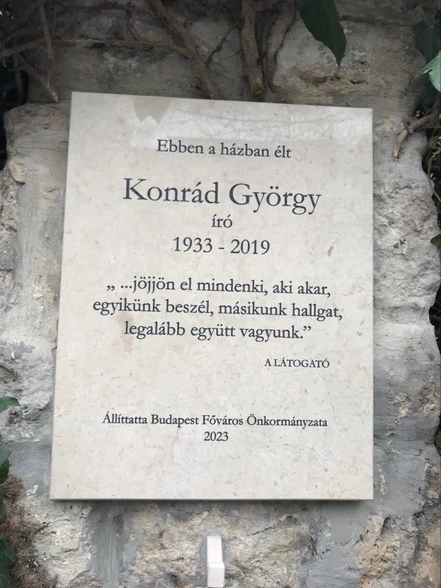 Konrád György emléktáblája