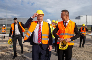 Szijjártó: A Mercedes segít nekünk, hogy ne csak rosszat halljanak rólunk 