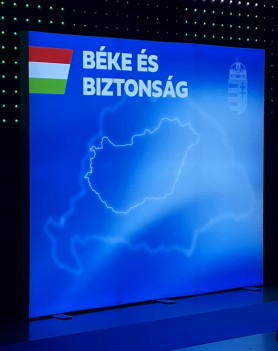 Szijjártó Péter a NATO-t ekézte, közben megjelent mögötte Nagy-Magyarország, aminek az észak-keleti széle ma Nyugat-Ukrajna
