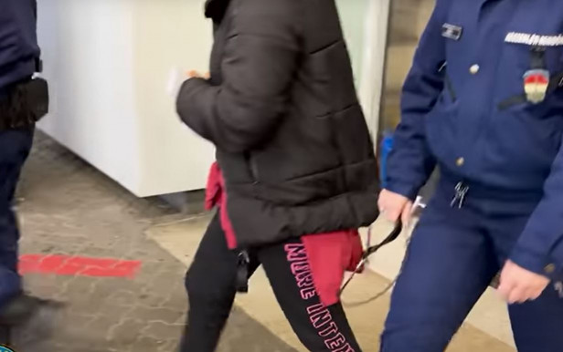 Hazahozták Dominikáról Andreát, aki több százmilliót csalt össze magának, aztán eltűnt, mint a kámfor