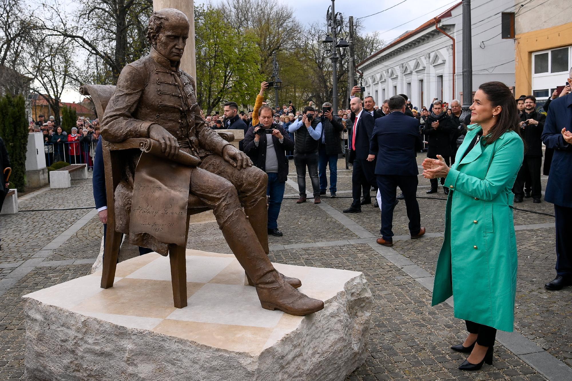 Felavatták Kölcsey Ferenc szobrát a partiumi Nagykárolyban