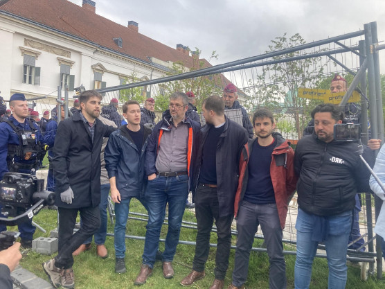 Kordonbontás: Hadházyt és két momentumos képviselőt is elvittek a rendőrök