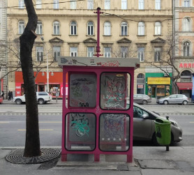Terézváros megbüntetheti a Telekomot, ha nem takarítja a telefonfülkéit
