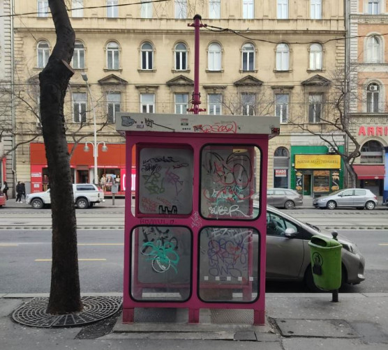 Terézváros megbüntetheti a Telekomot, ha nem takarítja a telefonfülkéit