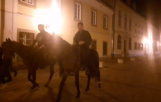 Szabadság! – rikkantotta Budaházy György, majd lóra pattant, és elkocogott a kocsmába (videóval)