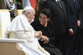 Ferenc pápa megköszönte Novák Katalin őexcellenciájának a sajtos rudakat