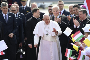 Novák Katalin katonai tisztelatadással fogadta a pápát