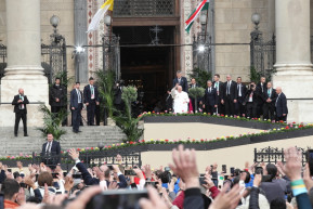 Ferenc pápa és hívei a Bazilikánál