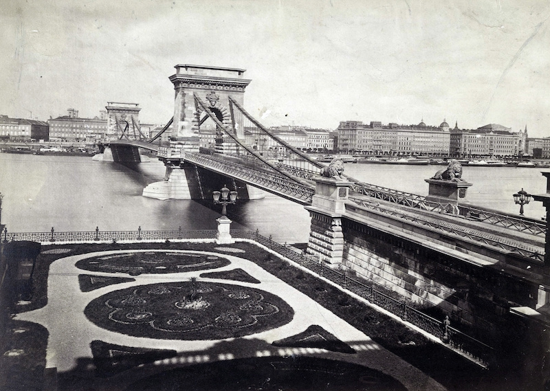 Széchenyi Lánchíd a budai hídfőtől nézve. 