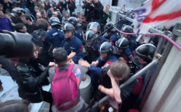 Hajnalban engedték ki a fogdából a tüntető Tompos Mártont, gyerekeket is becsuktak