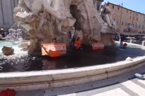 Videón, ahogy feketére festik egy szökőkút vizét a klímaktivisták Rómában