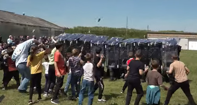 Rendőrnapi móka Szombathelyen: a gyerekeknek vezényszóra kellett megdobálniuk a rohamrendőröket 