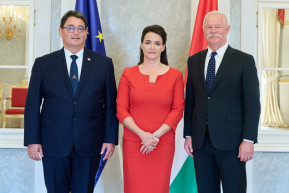 Novák Katalin kinevezte Merkely Bélát