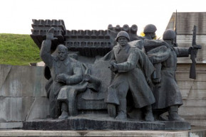 Nem akarják zavarni a gólyákat, csak ősszel bontják le a szovjet emlékművet