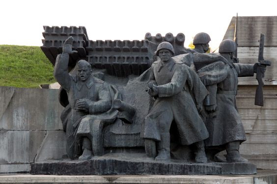 Nem akarják zavarni a gólyákat, csak ősszel bontják le a szovjet emlékművet