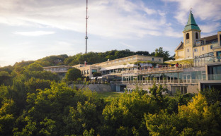 Bécsi magánegyetemben szerzett tulajdont az Orbán Balázs vezette alapítvány