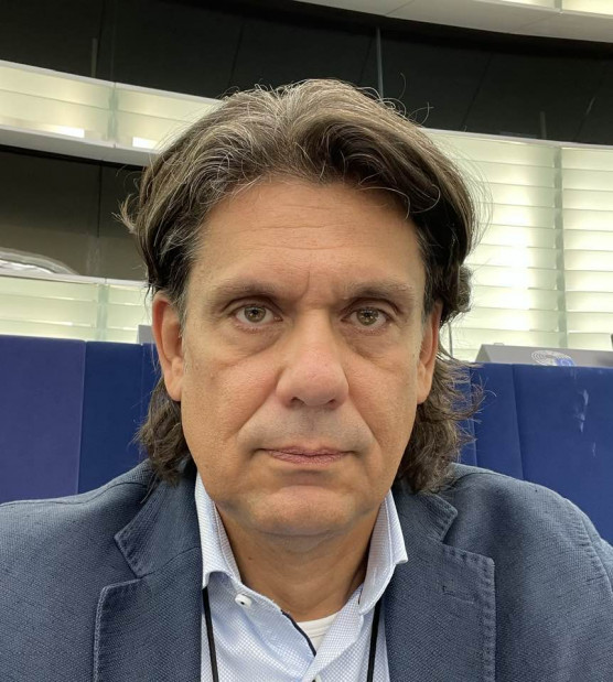 Deutsch: Odakinn szörnyek járnak diktafonnal és nadrágszíjjal