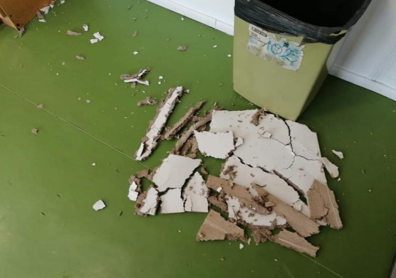 Az ország 6. legjobb gimnáziumában leszakadt a plafon