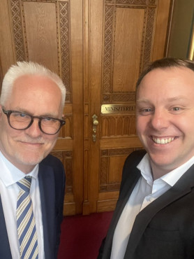 Ki kopog? A költségvetési ellenőr! – így mókázott Orbán Viktor ajtaja előtt Daniel Freund