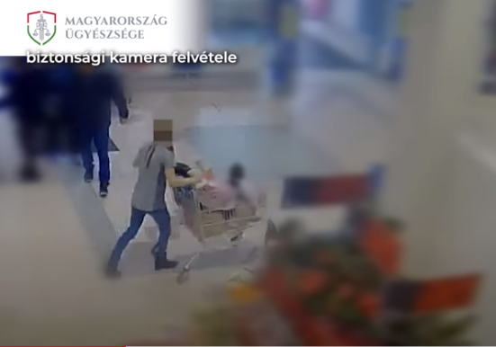 Kislányával a kocsiban tolta ki a lopott holmit az áruházból a tatabányai anya – videóval