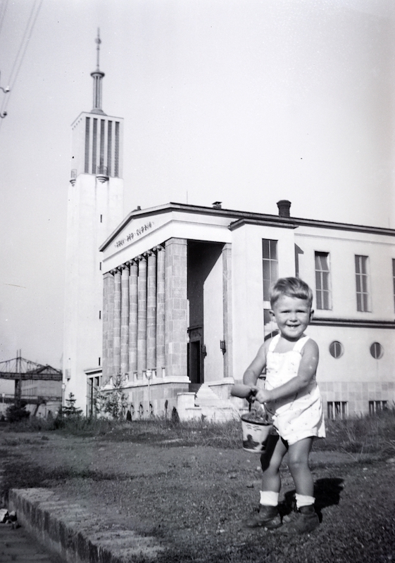 Újpesti rakpart, a háttérben a Pozsonyi úti református templom 1939-ben.