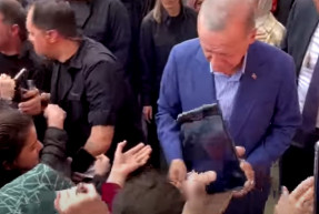 Pénzt osztogatott támogatóinak Erdogan a szavazóhelyiség előtt