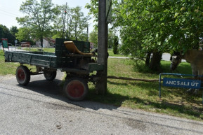 Villanyoszlopnak ütközött egy részeg férfi a lovaskocsijával, elvitték a mentők