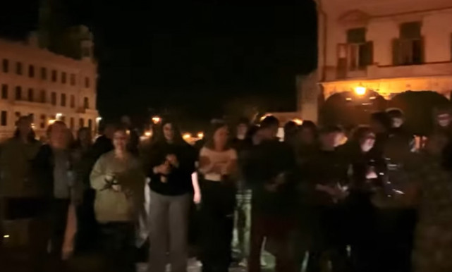 A karmelitánál virrasztó diákok köszöntötték Orbánt