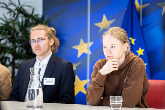 Pankotai: Az emberek feje homokba van dugva, a rendszer feladata pedig, hogy ott is tartsa