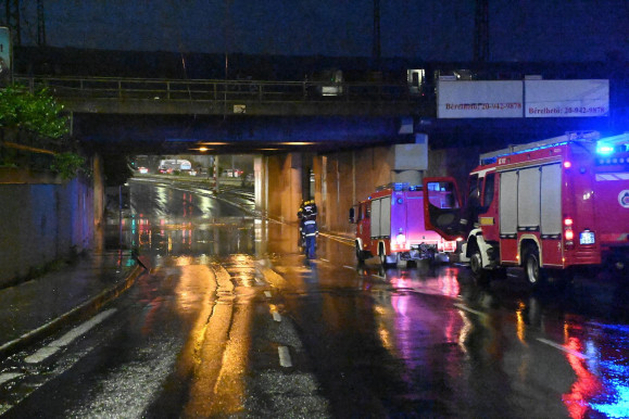 Vihar Budapesten: combig érő vízből mentettek autót a tűzoltók egy aluljáróból