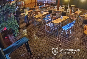 Két részeg nő szétszedett egy kocsmát Siófokon