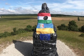 Becsomagolták a csákberényi szovjet emlékművet