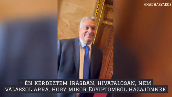 Hadházy: Amikor Orbán valódi kérdést kap, csak röhögcsélni tud