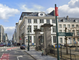 100 ezer kitöltetlen konzultációs ívet vittek a kormány brüsszeli csodapalotája elé