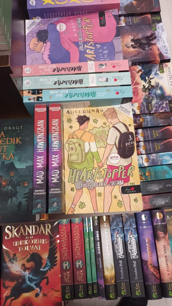 A nemzetközi sajtónak is szemet szúrnak a befóliázott könyvek