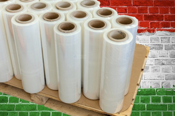 Egy kicsit szarabb hely a fólia mögött – Selmeci János jegyzete