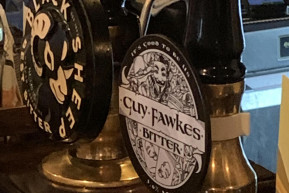 Egy kínai, egy arab, két indiai, meg a Guy Fawkes-sör – Szénási Sándor jegyzete