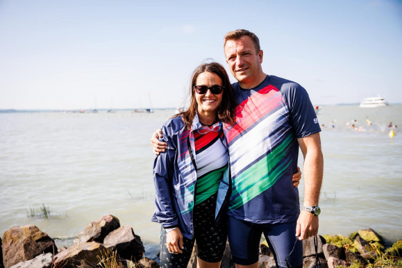 Sándor-palota: Novák Katalin maga vette a méregdrága Balaton-átúszó dresszét  