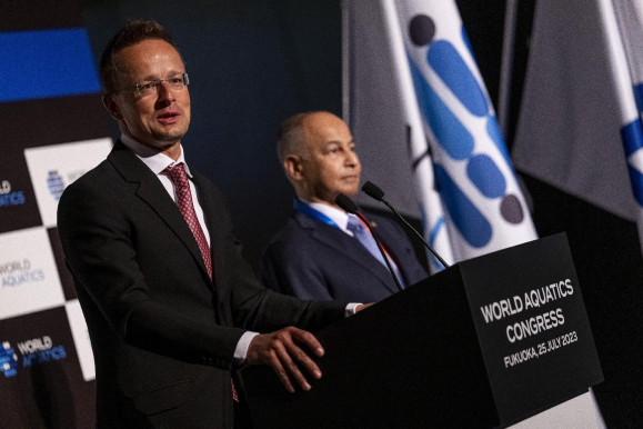 A Nemzetközi Úszószövetség kitüntette Szijjártó Pétert, és Budapestre költözik