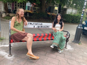 Kockás pad követte a szivárványosat