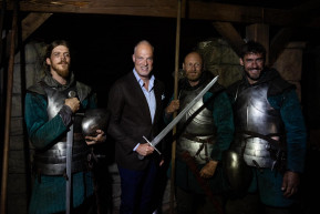 Kellék-karddal hirdette a békét Szalay-Bobrovniczky a Hunyadi-sorozat forgatásán 