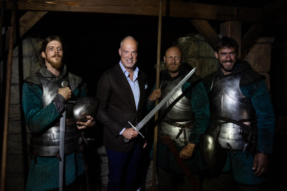 Kellék-karddal hirdette a békét Szalay-Bobrovniczky a Hunyadi-sorozat forgatásán 